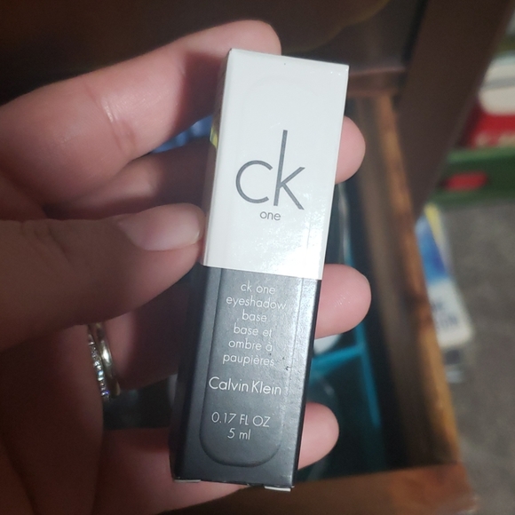 ✂️SALE✂️CK One Eyeshadow Base - Picture 2 of 2